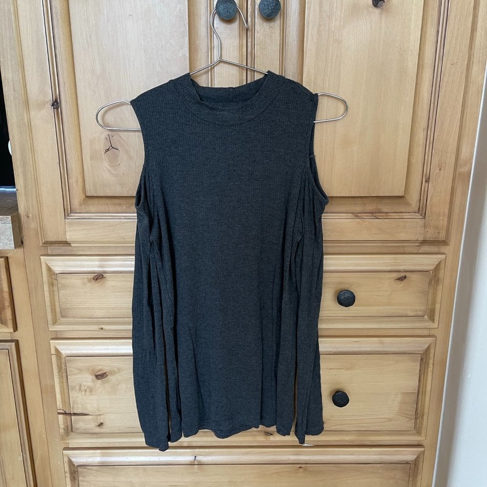 Banana Republic Shoulder Cutout Blouse in size Medium